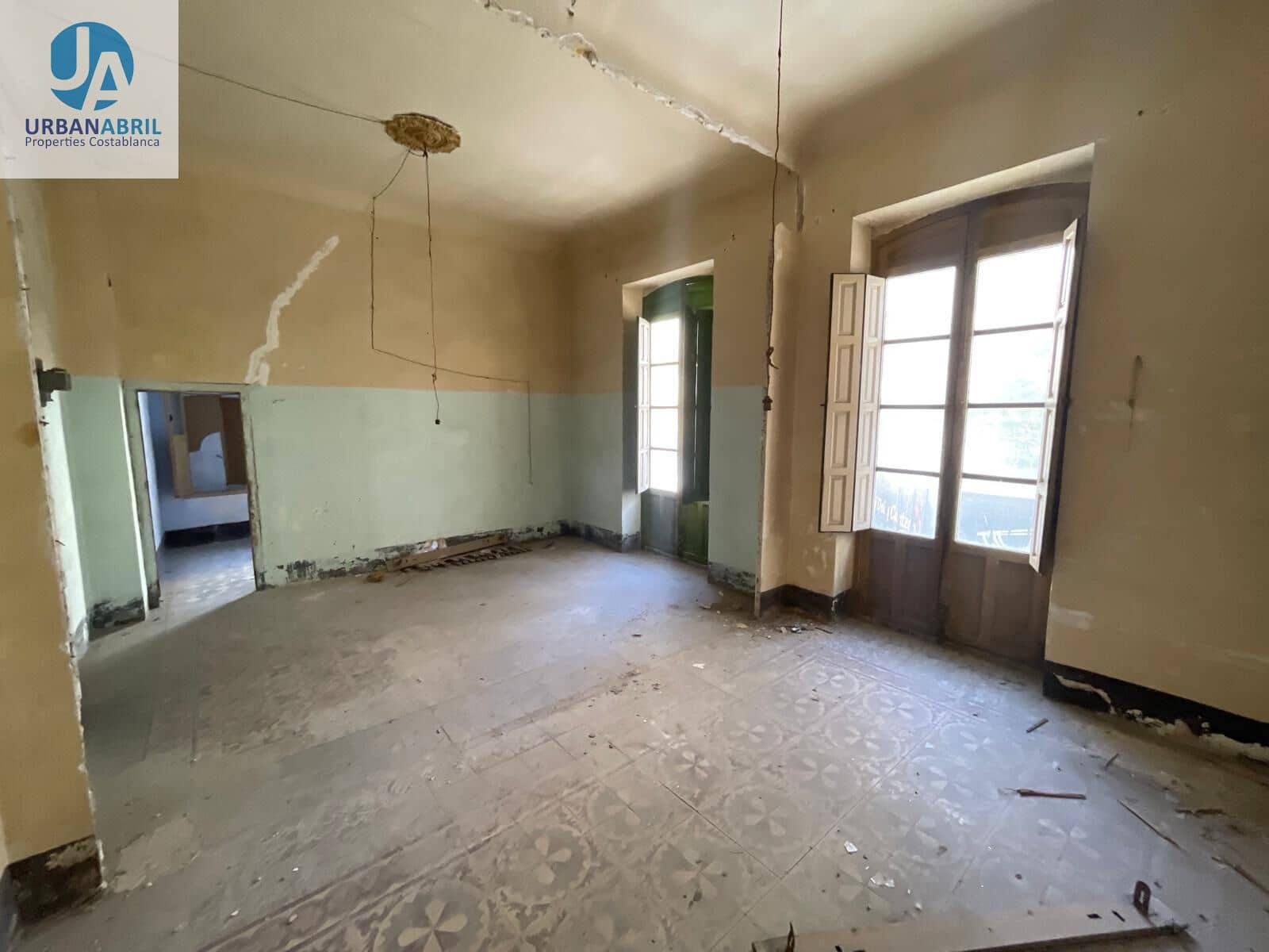 Erhverv til salg i Alicante by - € 1.300.000 (Ref: 9844086)