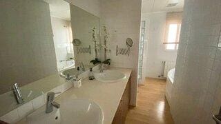 6 bedroom Flat for sale in Alicante / Alacant city - € 390,000 (Ref: 9844115)