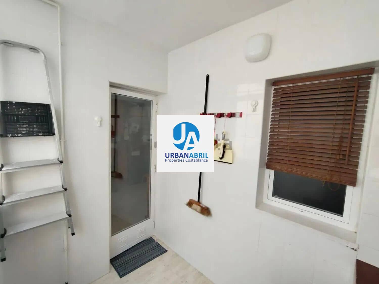 3 makuuhuone Asunto myytävänä paikassa San Vicente / Sant Vicent del Raspeig mukana uima-altaan 
autotalli - 315 000 € (Ref: 9846276)