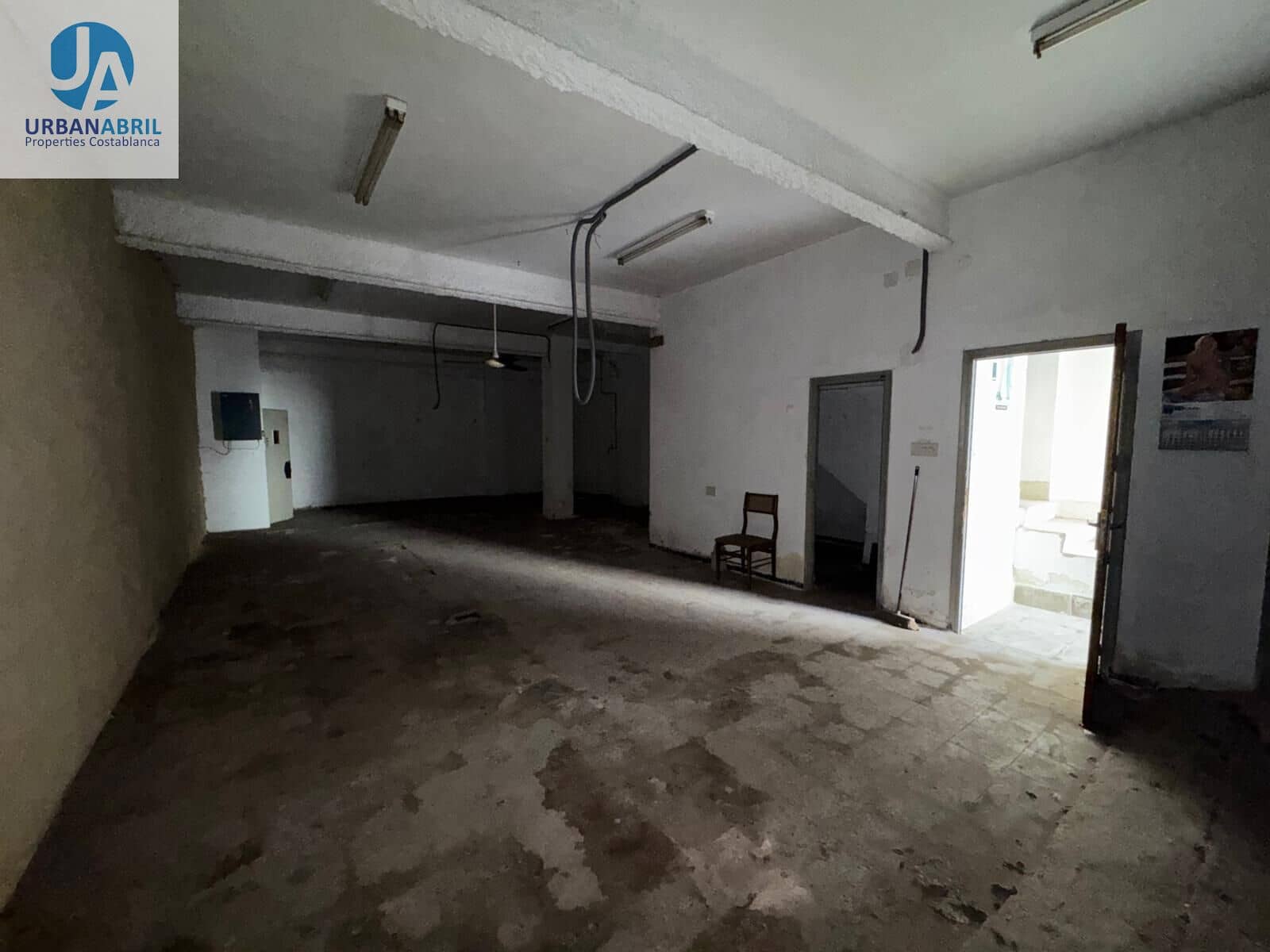 Kaupallinen myytävänä paikassa Elda - 145 000 € (Ref: 9949833)