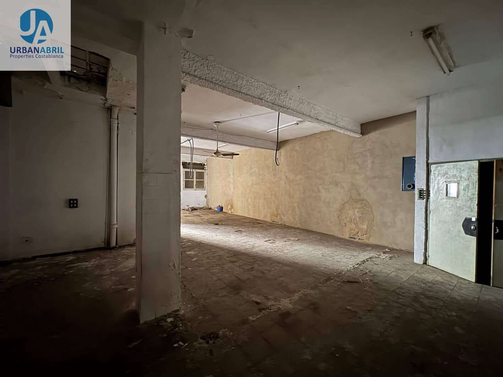 Commercial for sale in Elda - € 139,900 (Ref: 9949833)