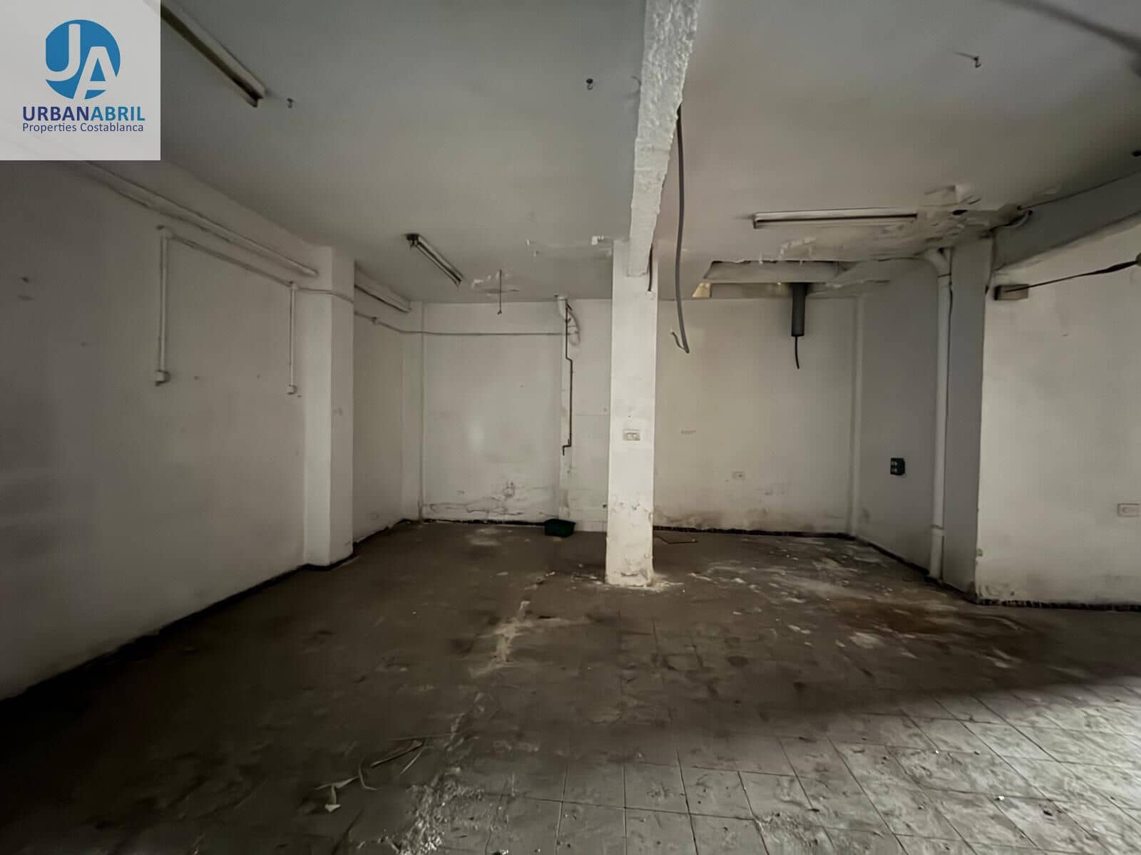 Commercial for sale in Elda - € 139,900 (Ref: 9949833)
