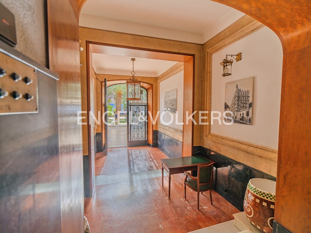 Apartment for sale in Alicante / Alacant city - € 2,400,000 (Ref: 10057613)
