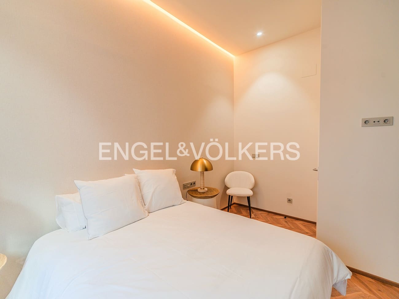 Apartment for sale in Alicante / Alacant city - € 2,400,000 (Ref: 10057613)