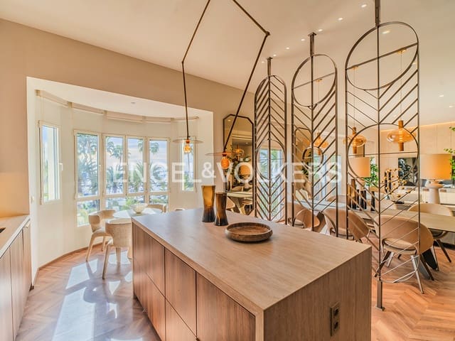 Apartment for sale in Barrio del Centro, Alicante / Alacant city - € 2,400,000 (Ref: 10057613)