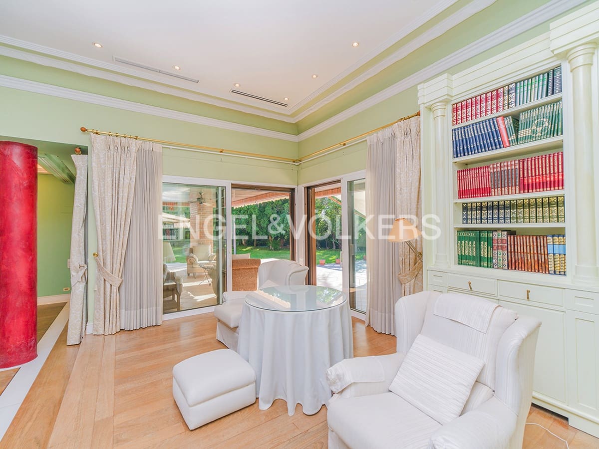 6 bedroom Villa for sale in Matola with pool garage - € 1,720,000 (Ref: 10127277)