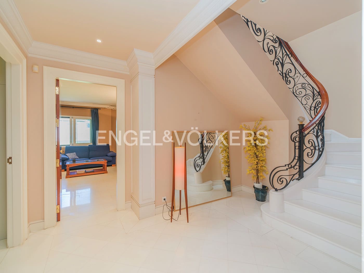 6 bedroom Villa for sale in Matola with pool garage - € 1,720,000 (Ref: 10127277)