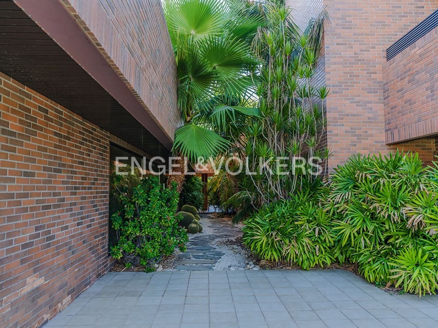 6 bedroom Villa for sale in Matola with pool garage - € 1,720,000 (Ref: 10127277)