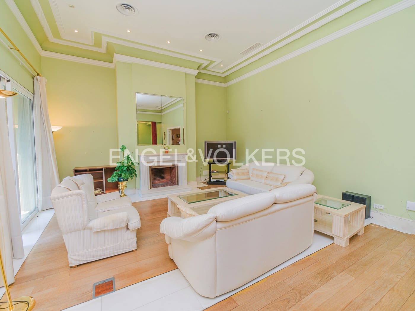 6 bedroom Villa for sale in Matola with pool garage - € 1,720,000 (Ref: 10127277)