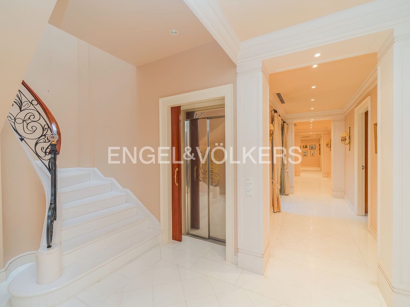 6 bedroom Villa for sale in Matola with pool garage - € 1,720,000 (Ref: 10127277)