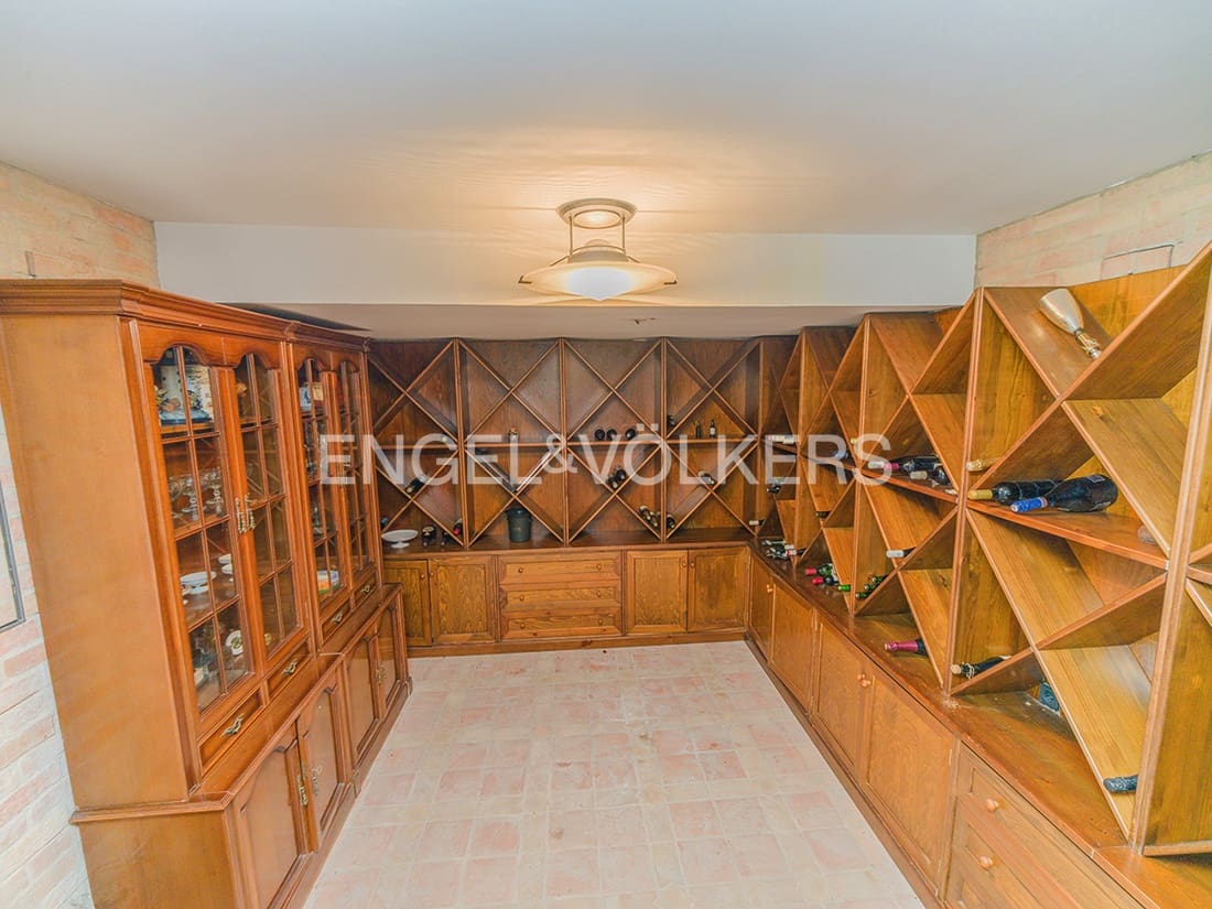 6 bedroom Villa for sale in Matola with pool garage - € 1,720,000 (Ref: 10127277)