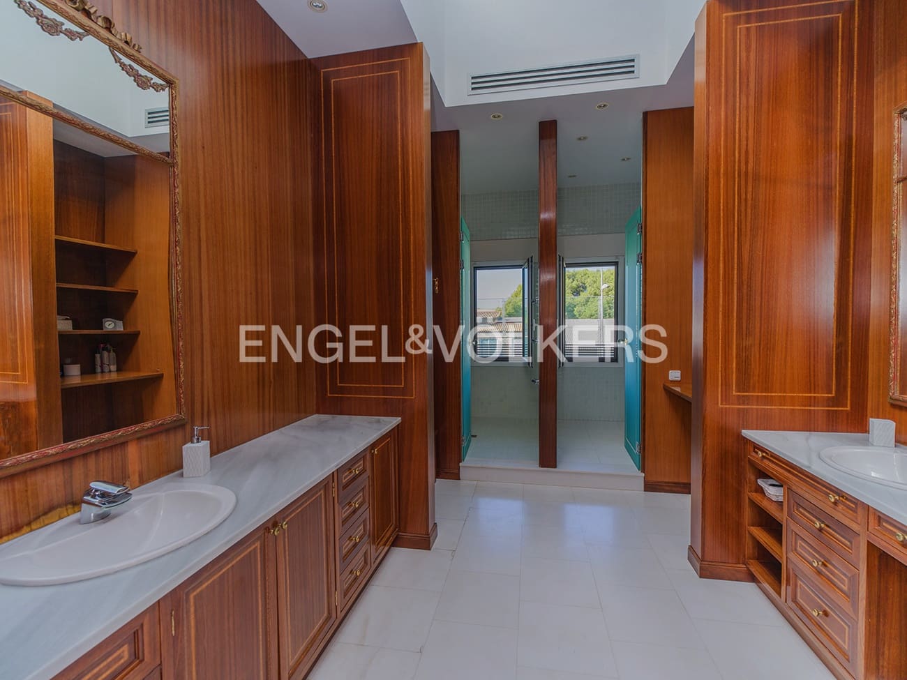 6 bedroom Villa for sale in Matola with pool garage - € 1,720,000 (Ref: 10127277)