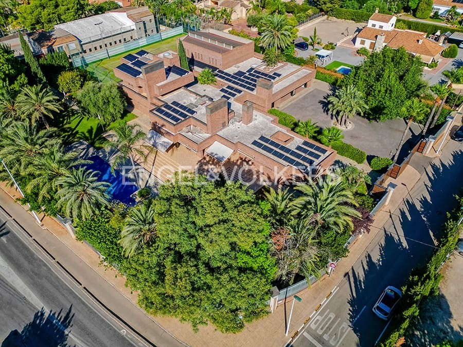 6 bedroom Villa for sale in Matola with pool garage - € 1,720,000 (Ref: 10127277)