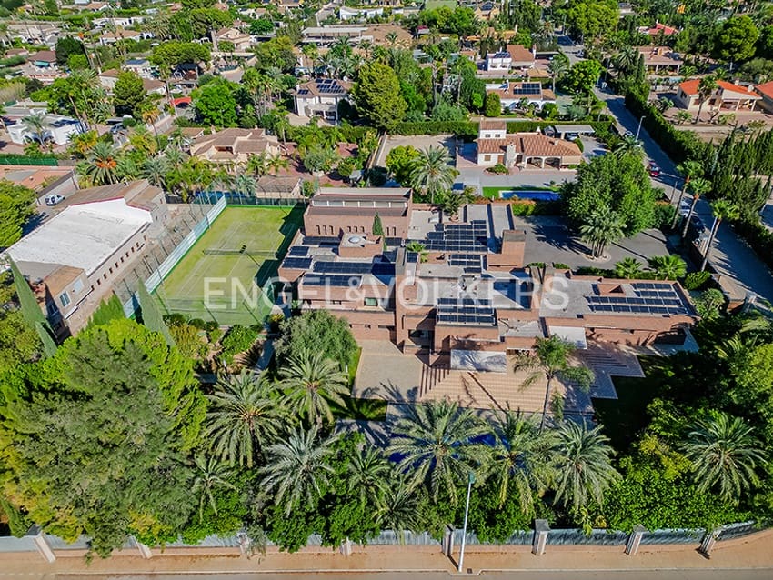 6 bedroom Villa for sale in Matola with pool garage - € 1,720,000 (Ref: 10127277)