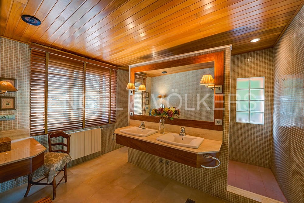 5 bedroom Villa for sale in Alicante / Alacant city with pool garage - € 1,200,000 (Ref: 6271719)