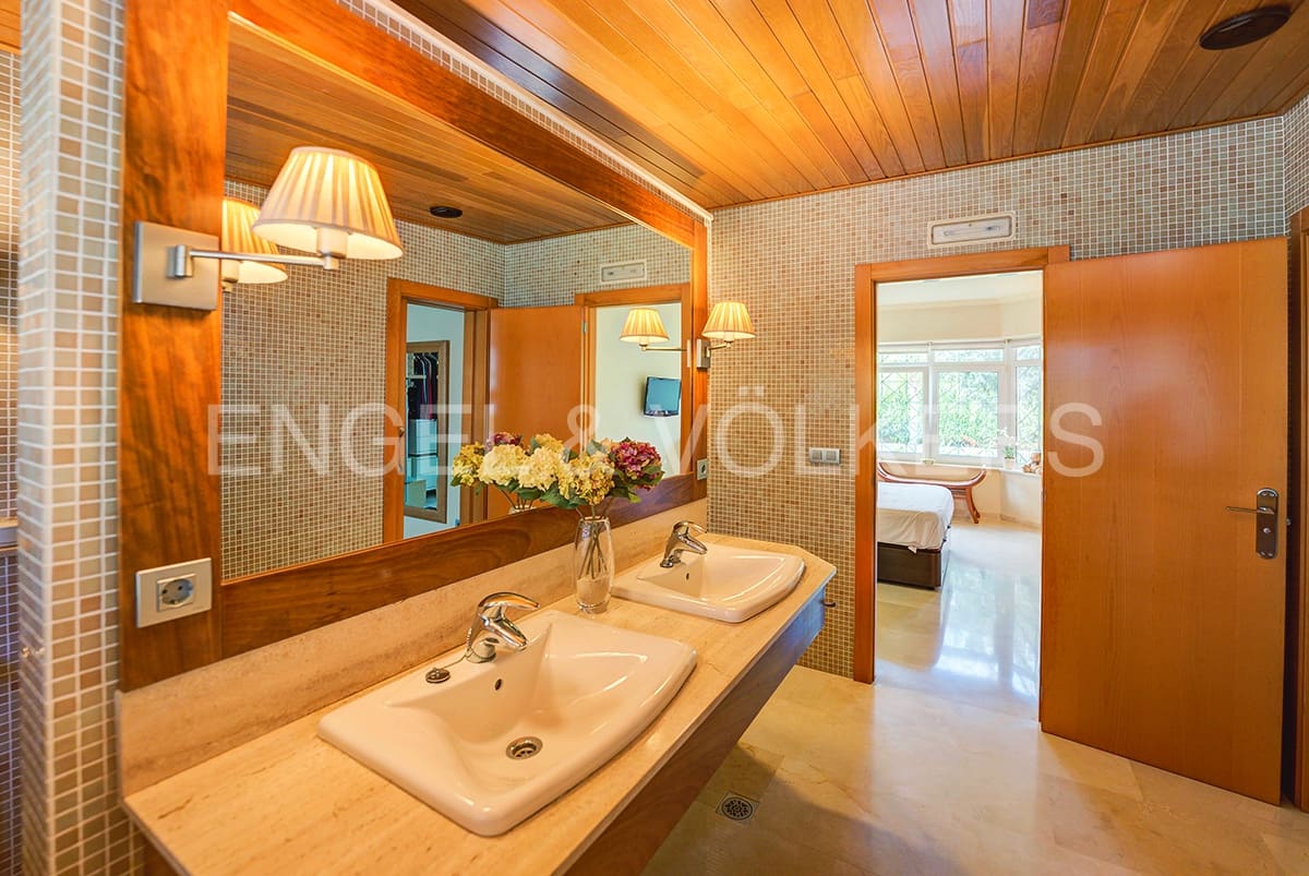 5 bedroom Villa for sale in Alicante / Alacant city with pool garage - € 1,200,000 (Ref: 6271719)