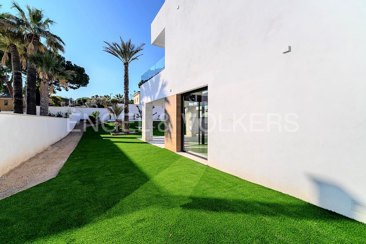4 soverom Villa til salgs i Alicante by med svømmebasseng garasje - € 1 695 000 (Ref: 6330396)