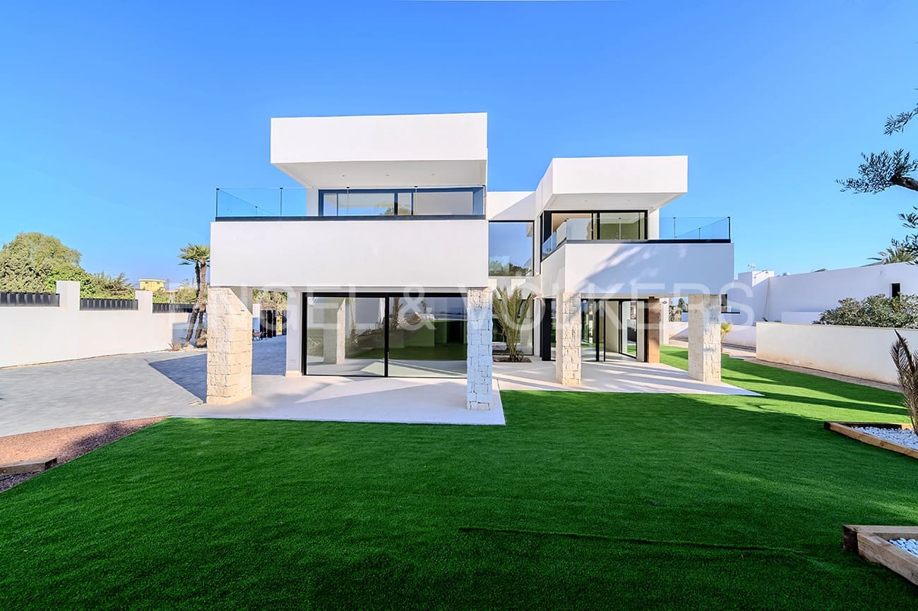 4 soverom Villa til salgs i Alicante by med svømmebasseng garasje - € 1 695 000 (Ref: 6330396)