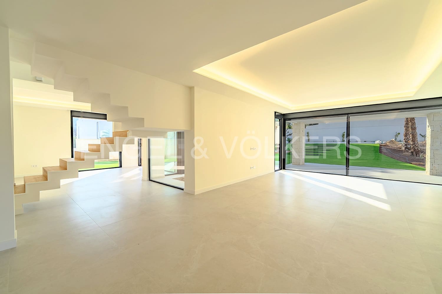 4 soverom Villa til salgs i Alicante by med svømmebasseng garasje - € 1 695 000 (Ref: 6330396)