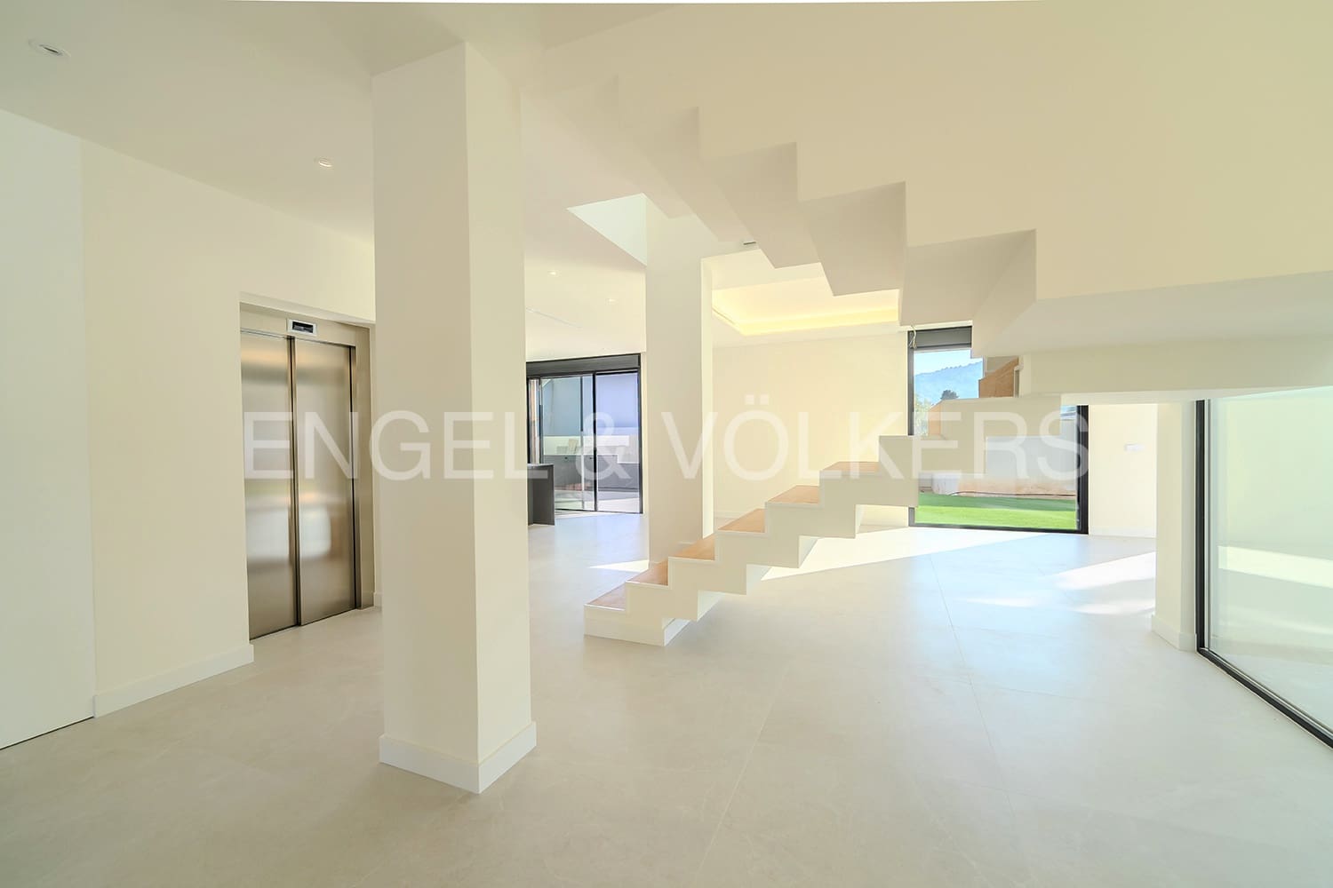 4 soverom Villa til salgs i Alicante by med svømmebasseng garasje - € 1 695 000 (Ref: 6330396)