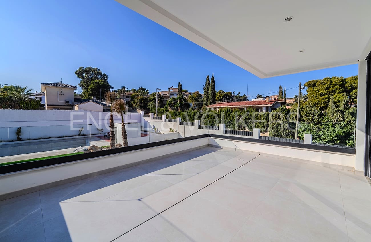 4 soverom Villa til salgs i Alicante by med svømmebasseng garasje - € 1 695 000 (Ref: 6330396)