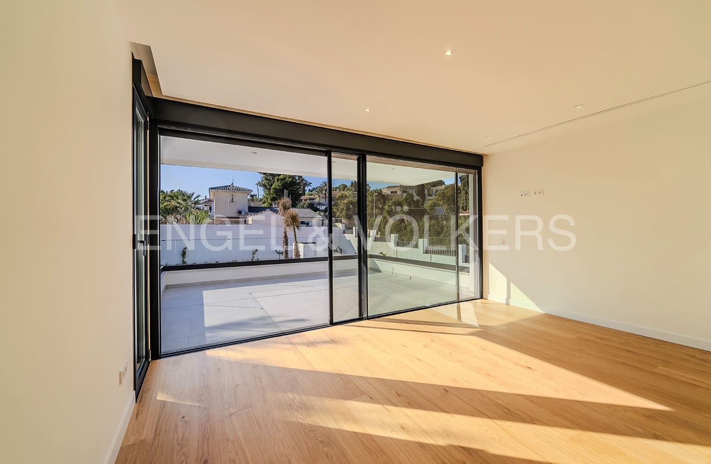 4 soverom Villa til salgs i Alicante by med svømmebasseng garasje - € 1 695 000 (Ref: 6330396)