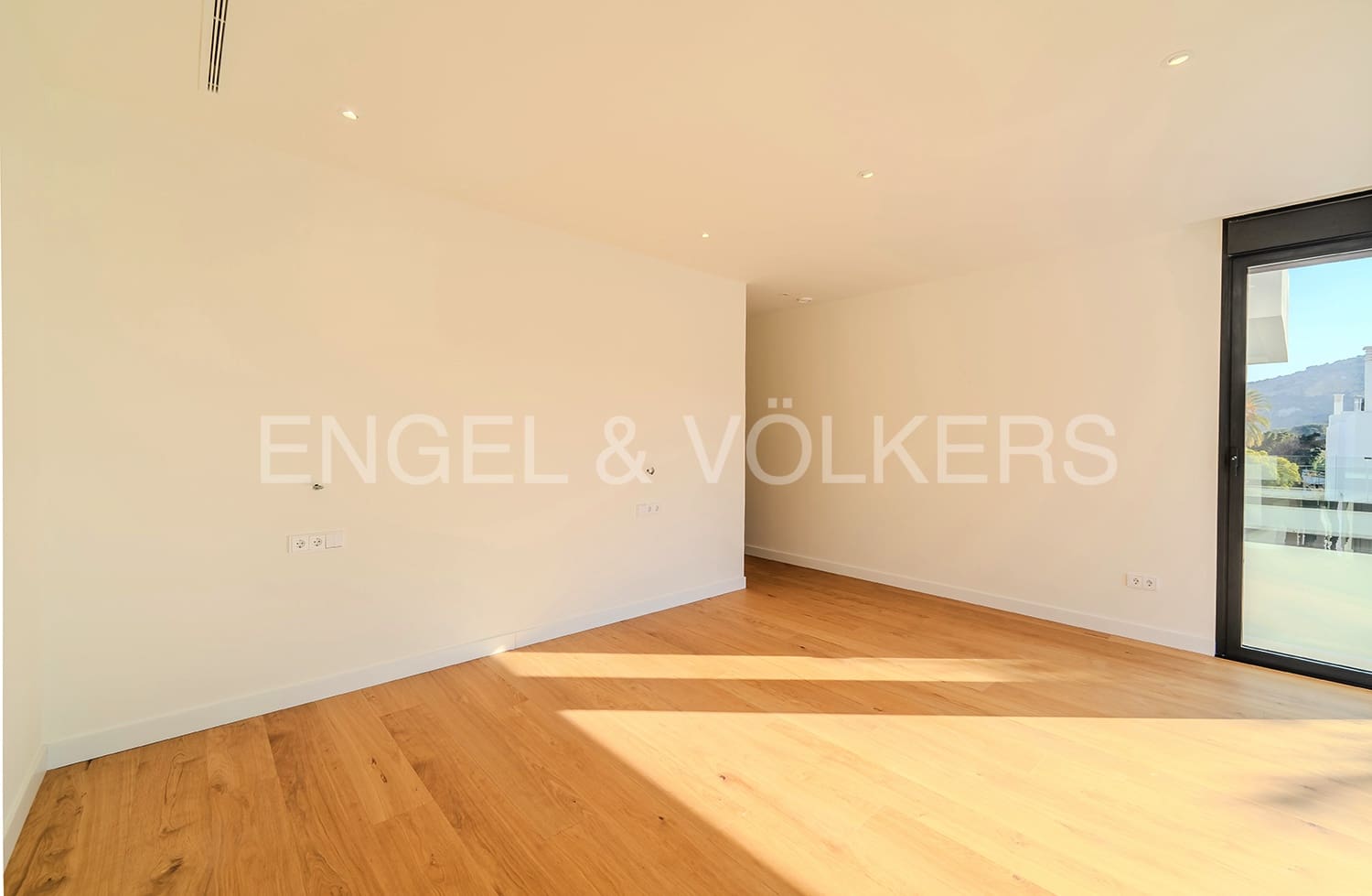 4 soverom Villa til salgs i Alicante by med svømmebasseng garasje - € 1 695 000 (Ref: 6330396)