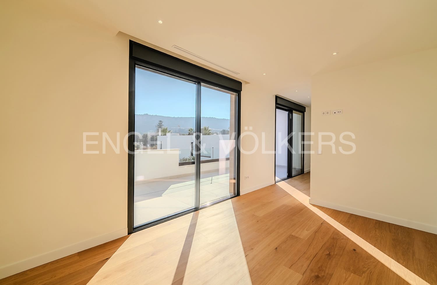 4 soverom Villa til salgs i Alicante by med svømmebasseng garasje - € 1 695 000 (Ref: 6330396)