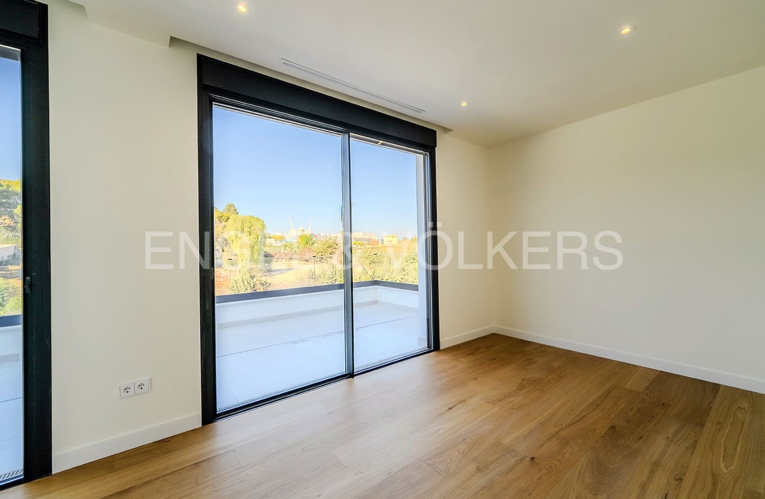 4 soverom Villa til salgs i Alicante by med svømmebasseng garasje - € 1 695 000 (Ref: 6330396)