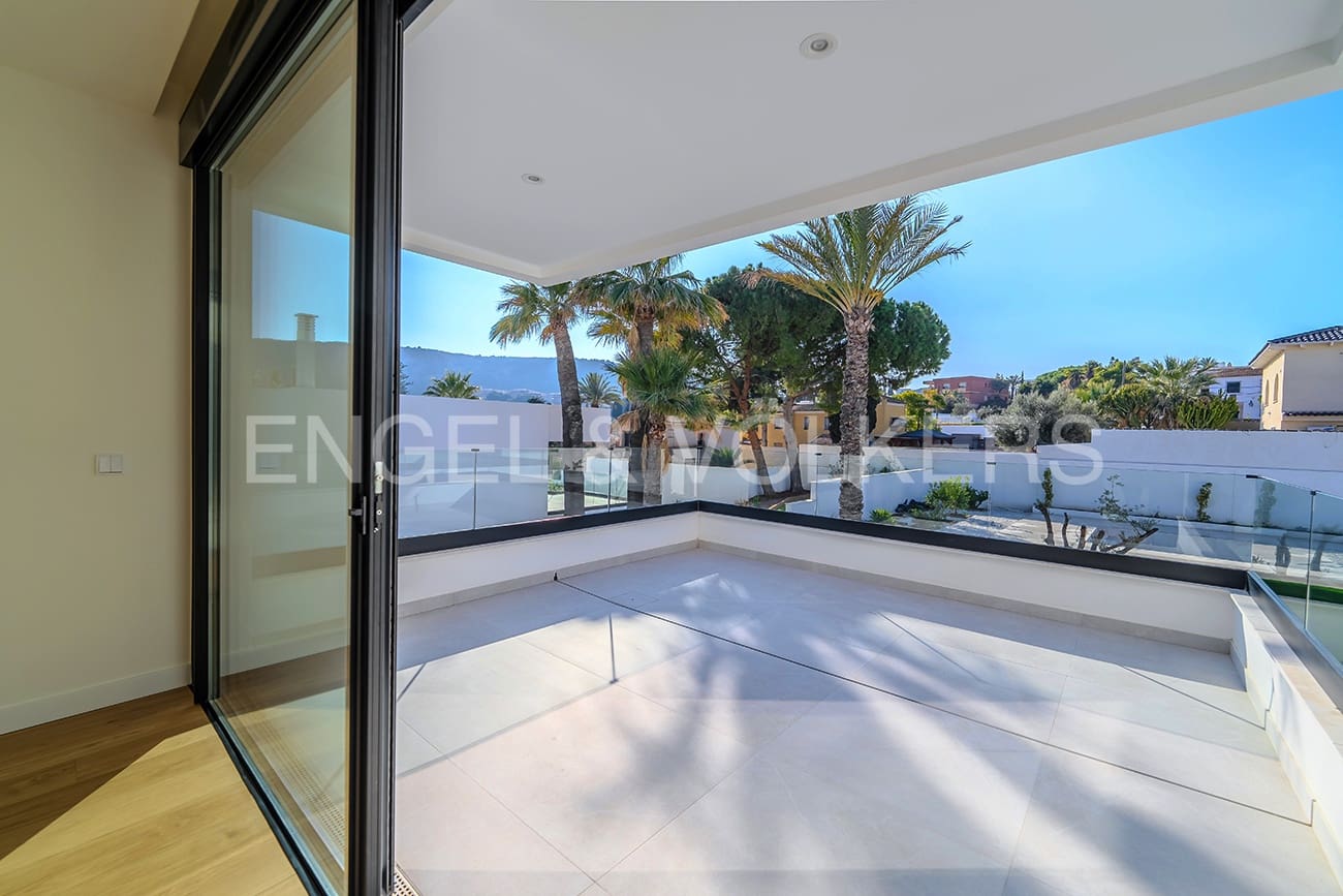 4 soverom Villa til salgs i Alicante by med svømmebasseng garasje - € 1 695 000 (Ref: 6330396)