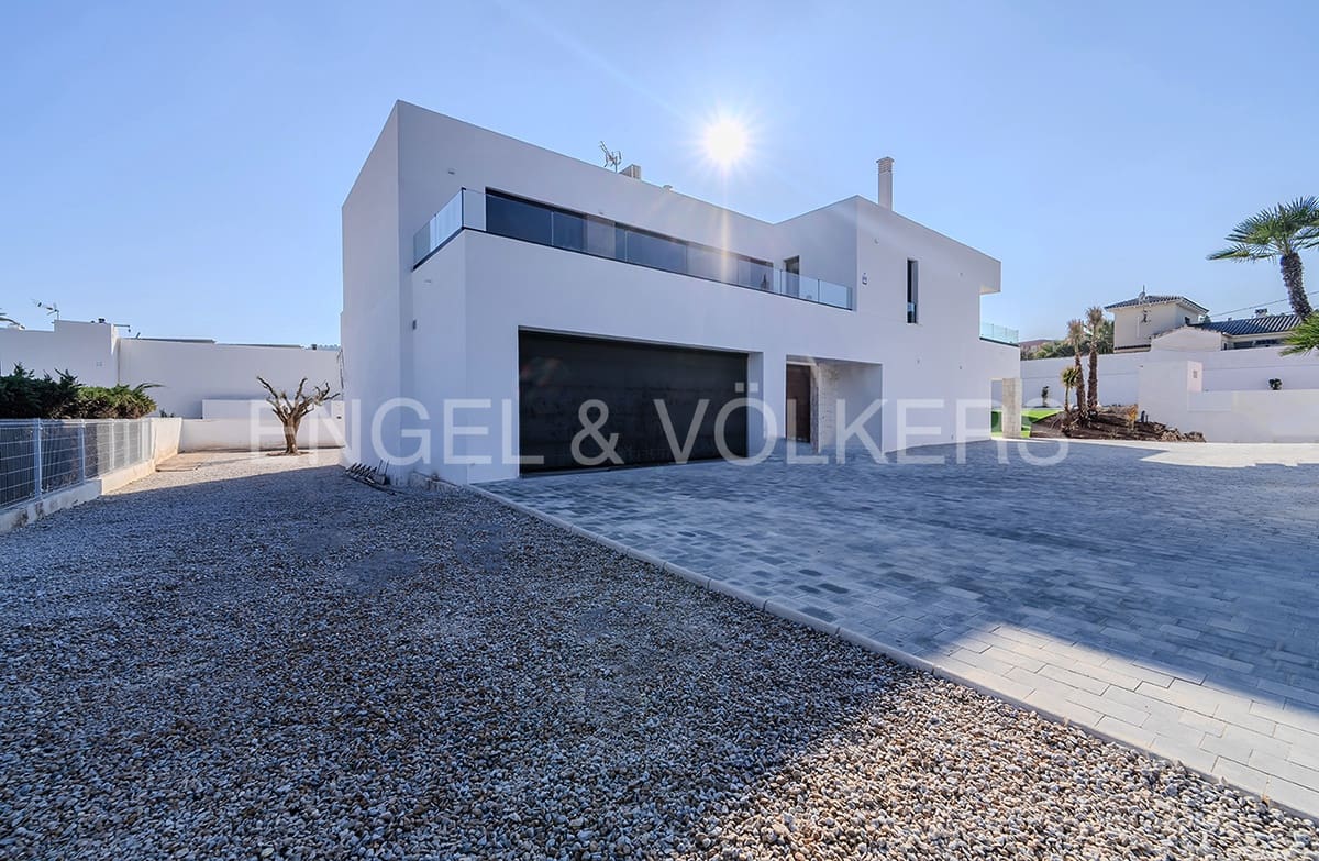 4 soverom Villa til salgs i Alicante by med svømmebasseng garasje - € 1 695 000 (Ref: 6330396)