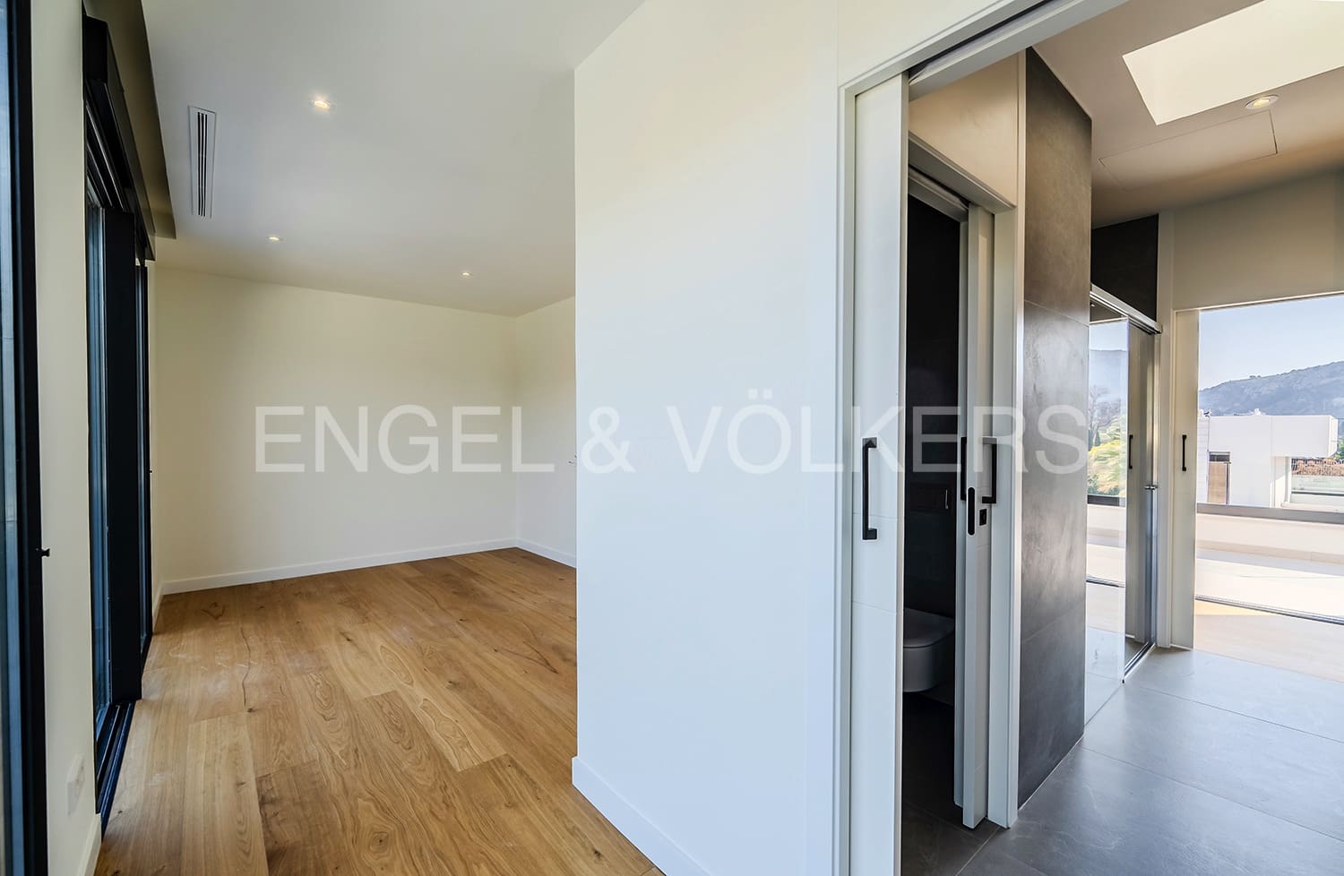 4 soverom Villa til salgs i Alicante by med svømmebasseng garasje - € 1 695 000 (Ref: 6330396)