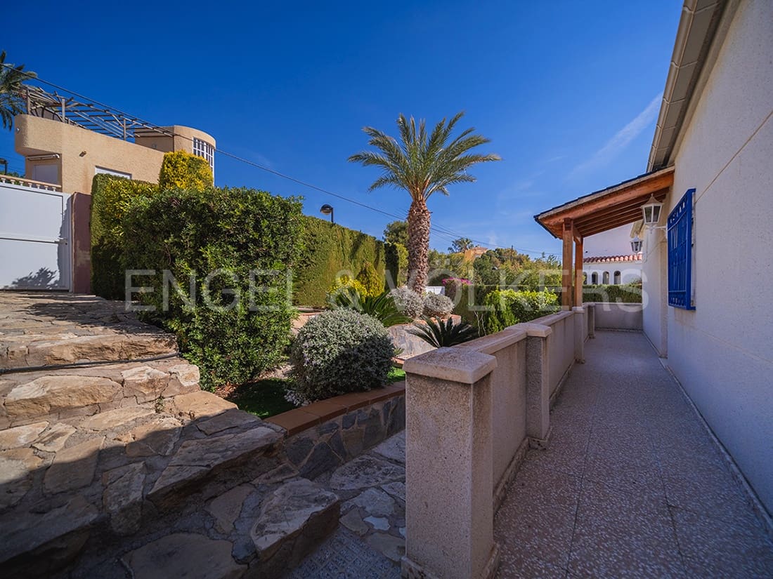 4 soveværelse Villa til salg i El Campello med garage - € 695.000 (Ref: 8173540)