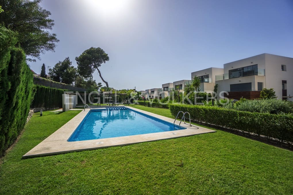 3 soveværelse Semi-Rækkehus til salg i Alicante by med swimmingpool garage - € 1.100.000 (Ref: 8479676)