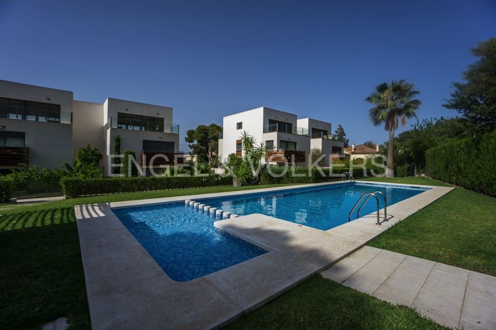 3 soveværelse Semi-Rækkehus til salg i Alicante by med swimmingpool garage - € 1.100.000 (Ref: 8479676)