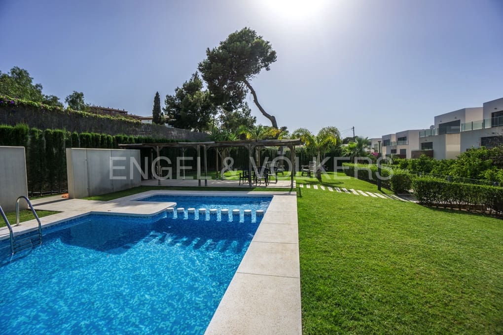 3 soveværelse Semi-Rækkehus til salg i Alicante by med swimmingpool garage - € 1.100.000 (Ref: 8479676)