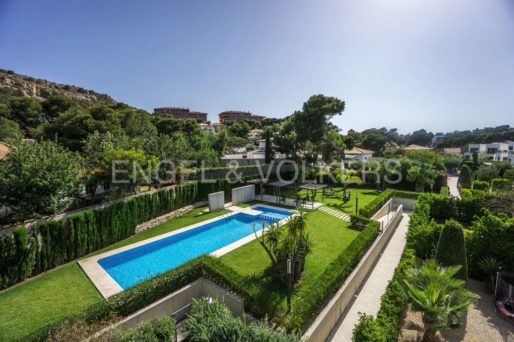 3 soveværelse Semi-Rækkehus til salg i Alicante by med swimmingpool garage - € 1.100.000 (Ref: 8479676)