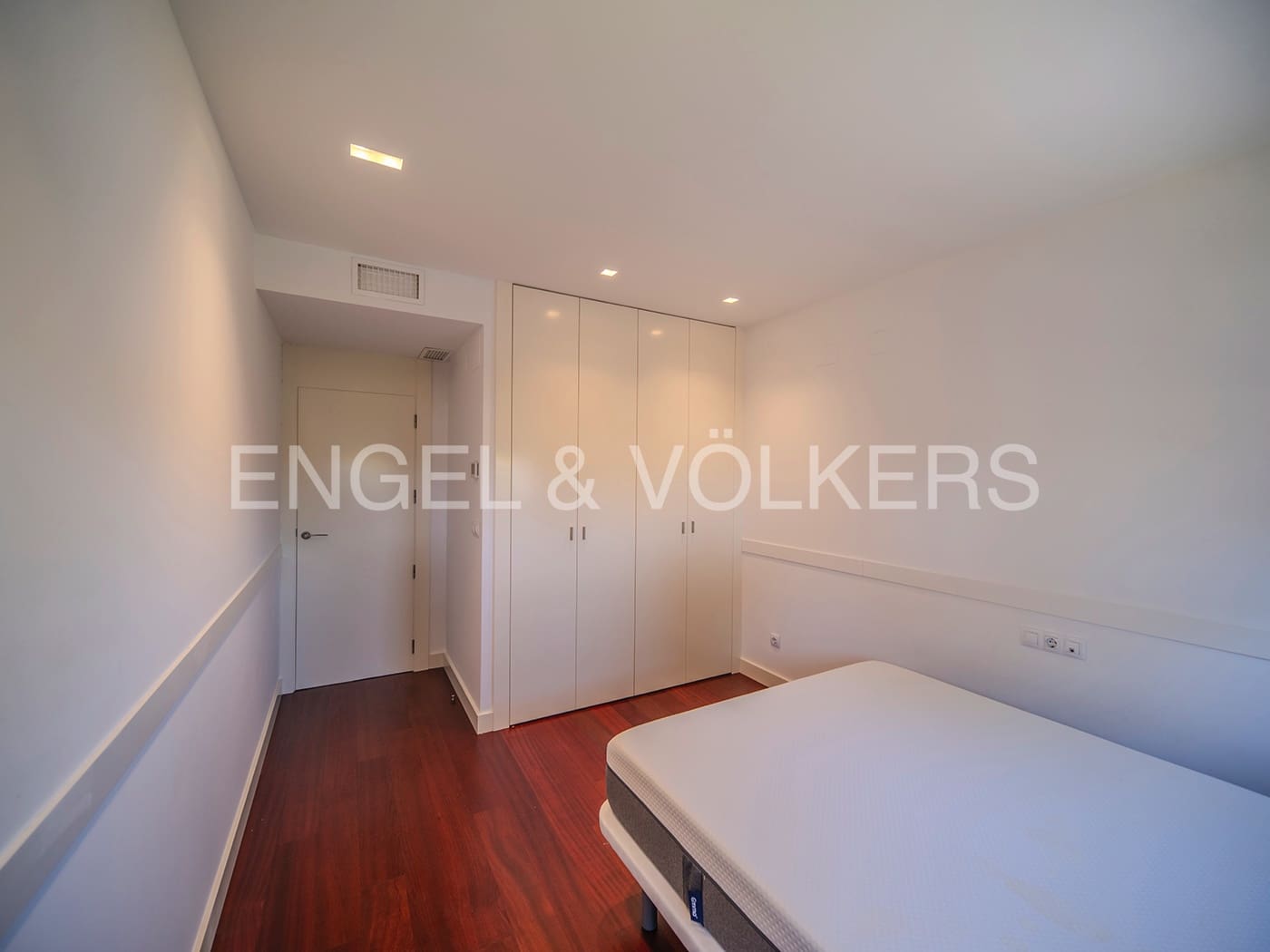 3 soveværelse Semi-Rækkehus til salg i Alicante by med swimmingpool garage - € 1.100.000 (Ref: 8479676)