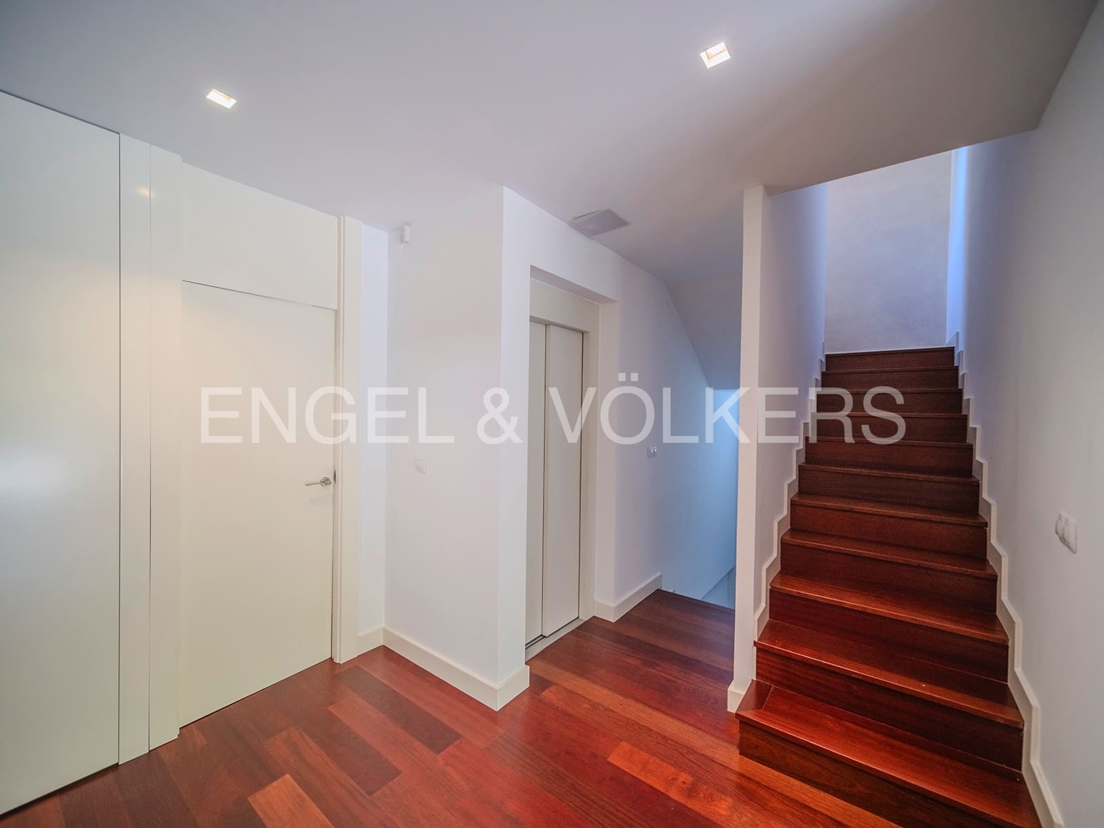 3 soveværelse Semi-Rækkehus til salg i Alicante by med swimmingpool garage - € 1.100.000 (Ref: 8479676)