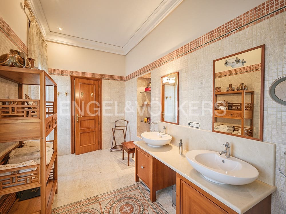 5 soveværelse Villa til salg i Alicante by med swimmingpool garage - € 1.900.000 (Ref: 8762652)