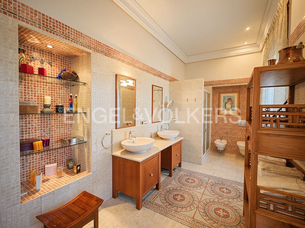 5 soveværelse Villa til salg i Alicante by med swimmingpool garage - € 1.900.000 (Ref: 8762652)