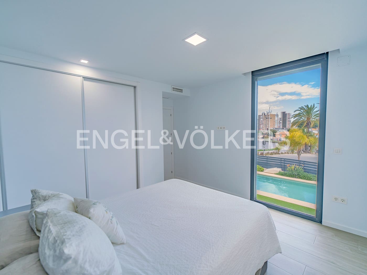 3 soveværelse Villa til salg i Alicante by med swimmingpool garage - € 1.175.000 (Ref: 8909708)