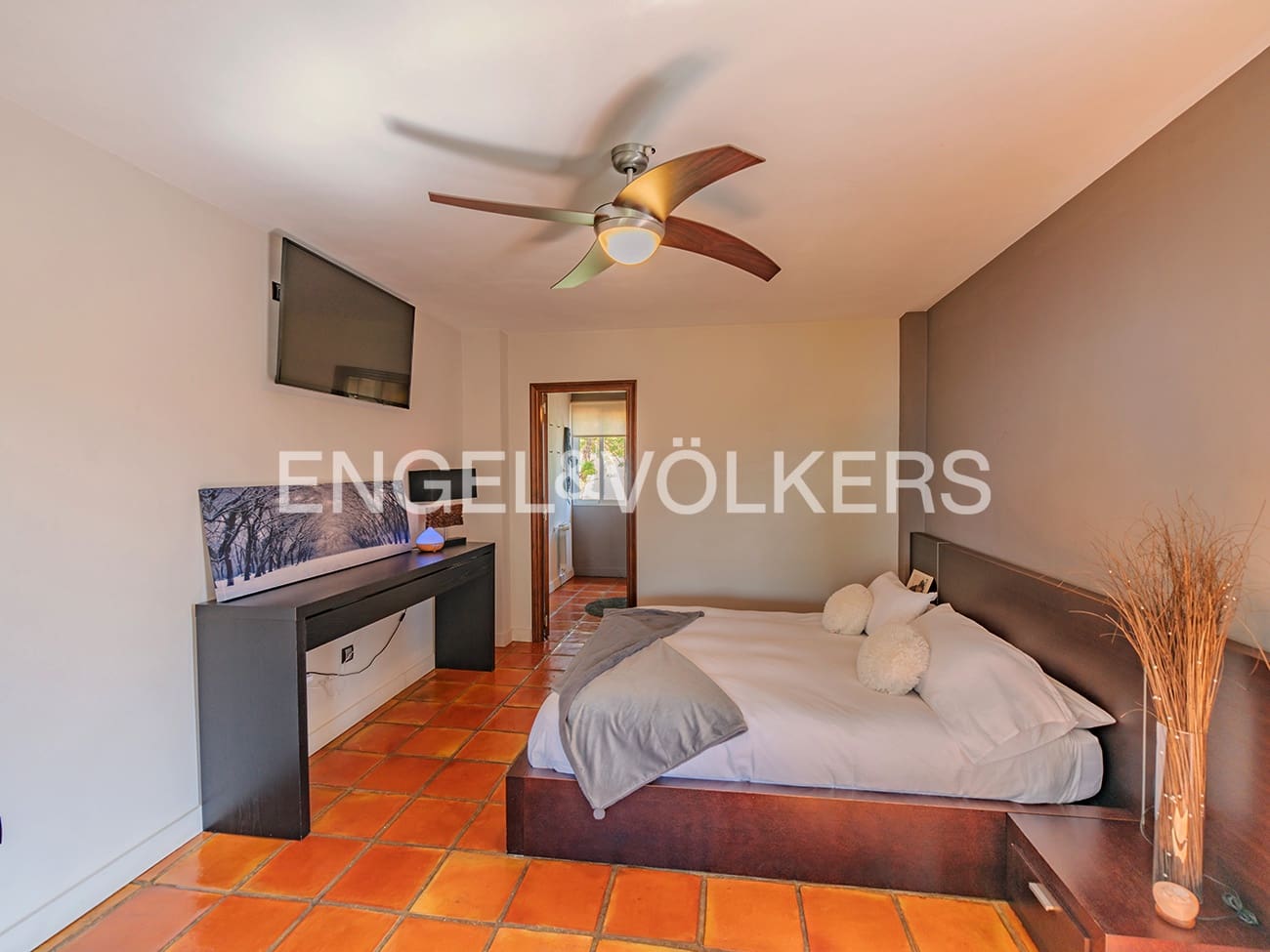 Villa for sale in Alicante / Alacant city with pool garage - € 995,000 (Ref: 8920282)