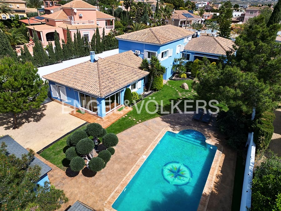 Villa for sale in Alicante / Alacant city with pool garage - € 995,000 (Ref: 8920282)