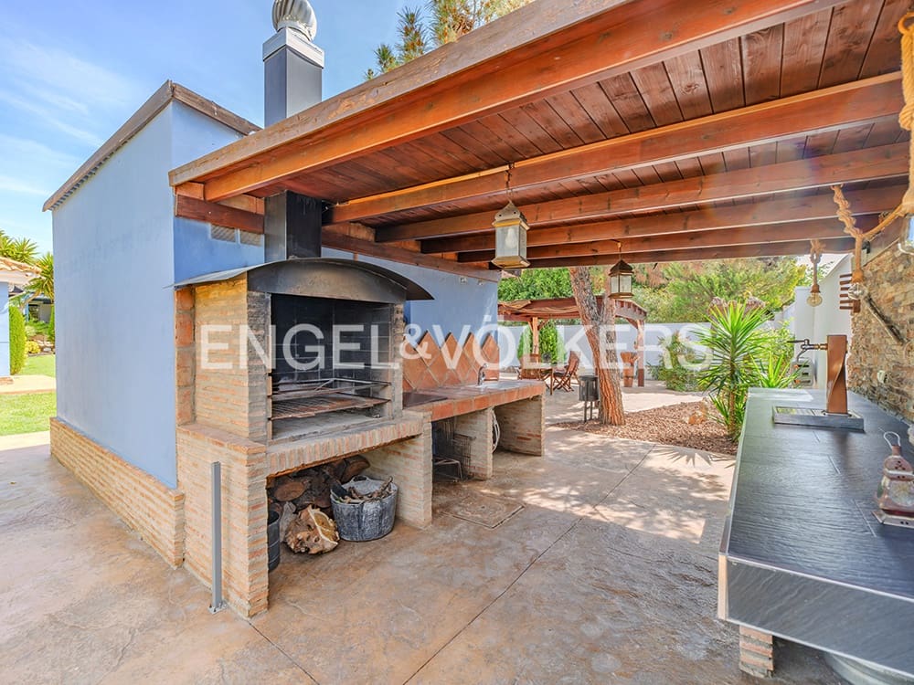 Villa for sale in Alicante / Alacant city with pool garage - € 995,000 (Ref: 8920282)