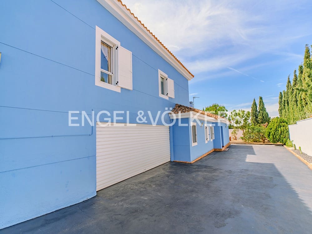 Villa for sale in Alicante / Alacant city with pool garage - € 995,000 (Ref: 8920282)