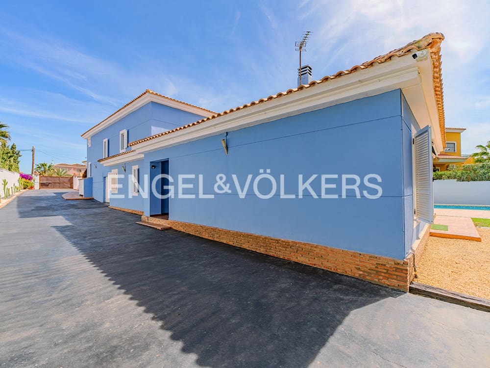 Villa for sale in Alicante / Alacant city with pool garage - € 995,000 (Ref: 8920282)