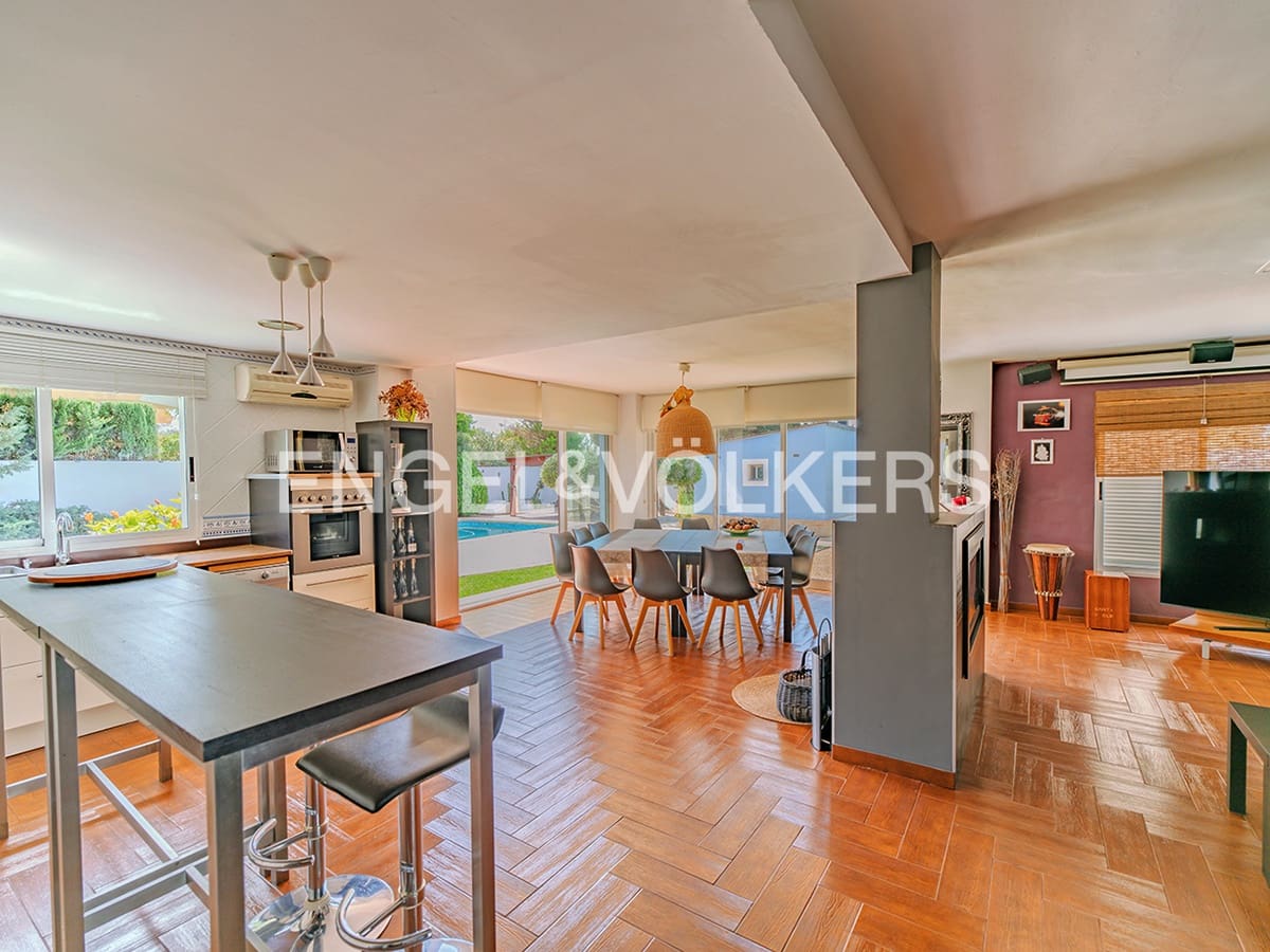 Villa for sale in Alicante / Alacant city with pool garage - € 995,000 (Ref: 8920282)