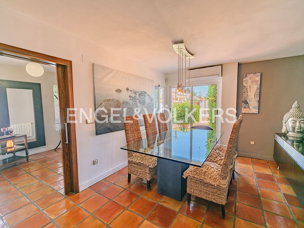 Villa for sale in Alicante / Alacant city with pool garage - € 995,000 (Ref: 8920282)