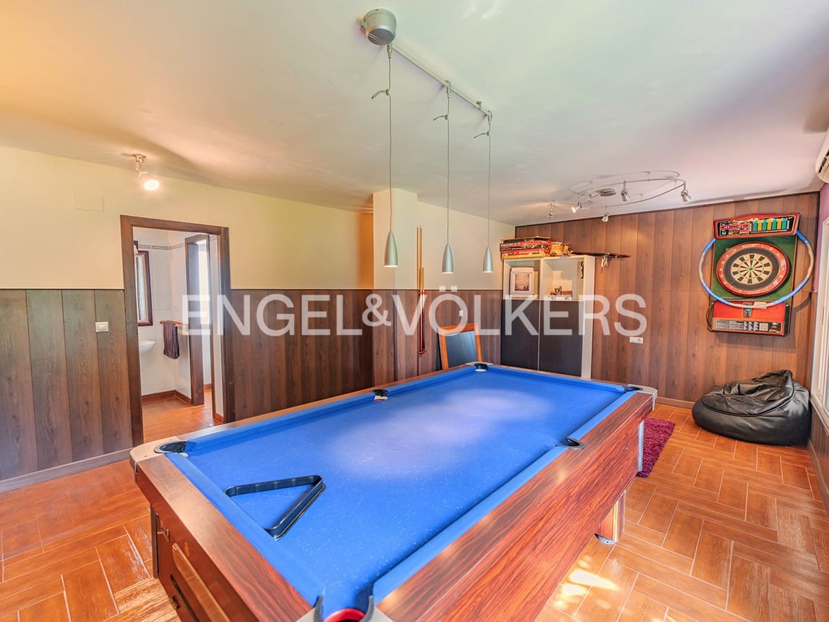 Villa for sale in Alicante / Alacant city with pool garage - € 995,000 (Ref: 8920282)
